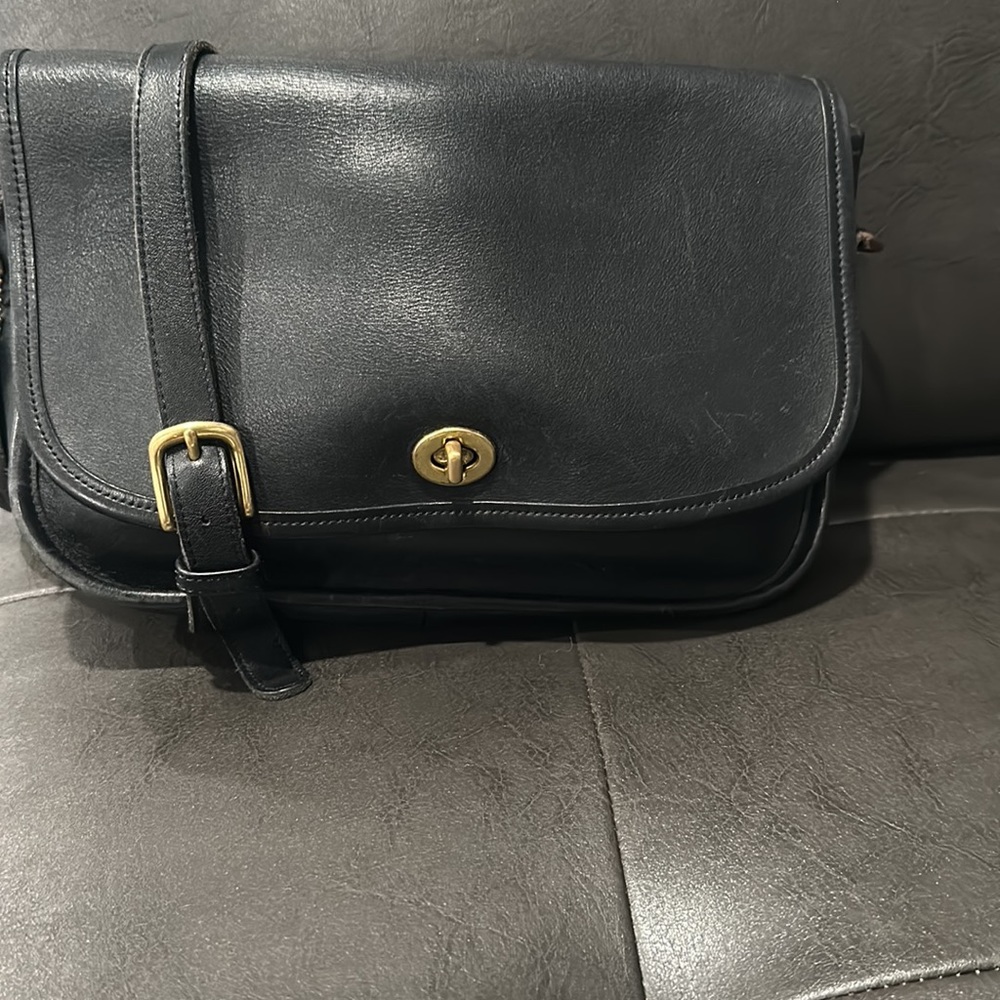 Coach Black Leather Shoulder Bag with Gold Turnlock - Picture 3 of 12